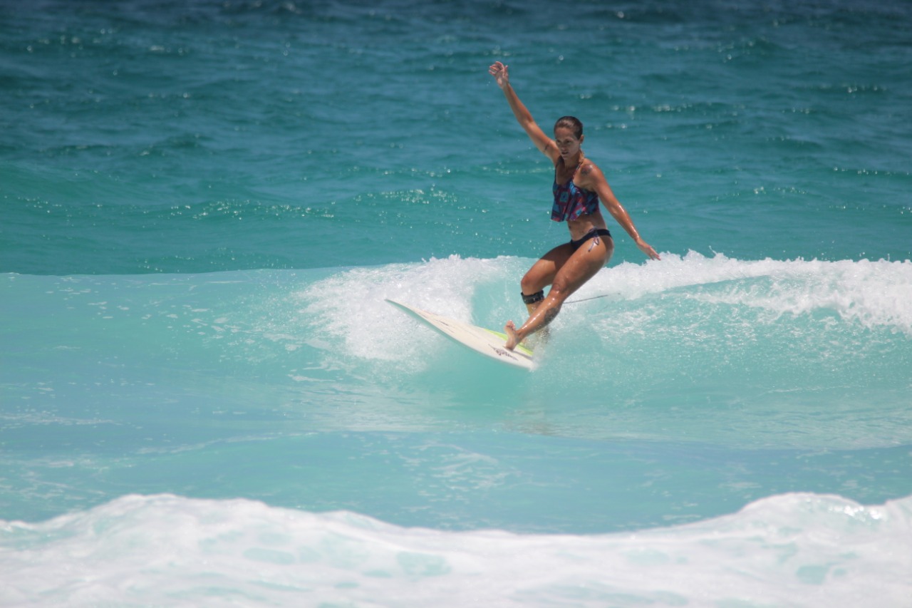 De pé na prancha: o surfe de Thiara Mandelli