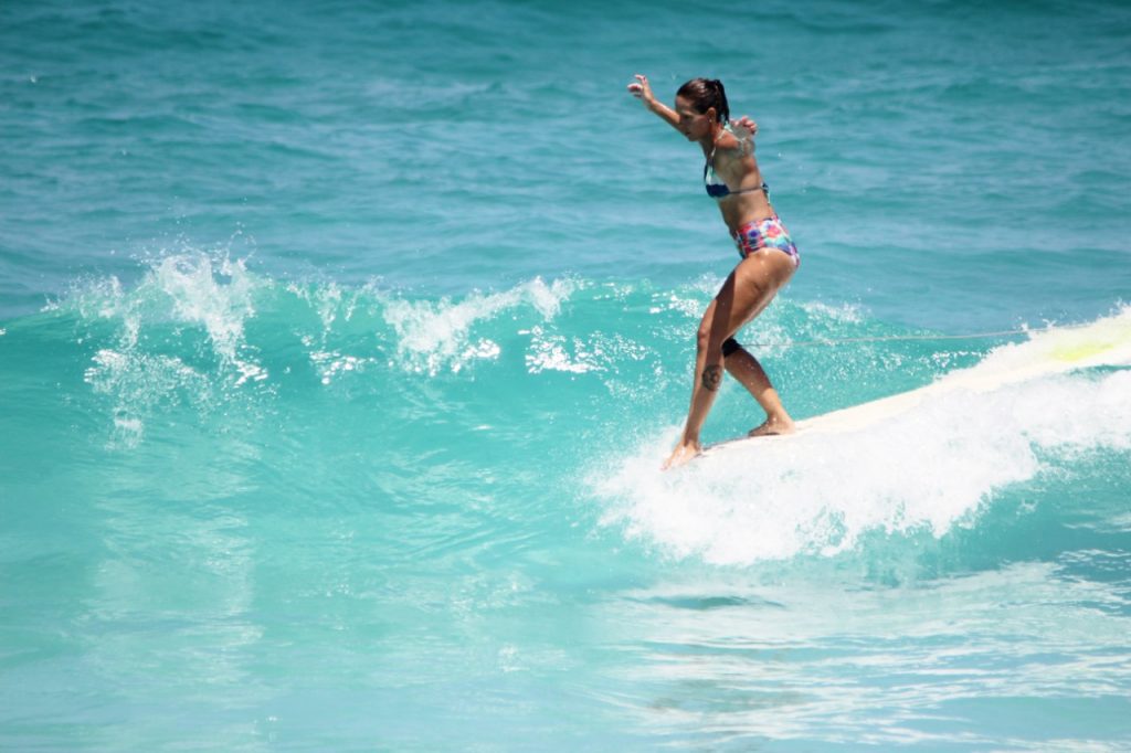 De pé na prancha: o surfe de Thiara Mandelli
