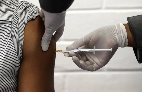 Vacina de Oxford é segura e induz reação imune