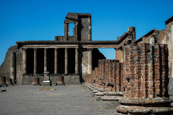 Polícia procura turista que escalou ruína em Pompeia para selfie