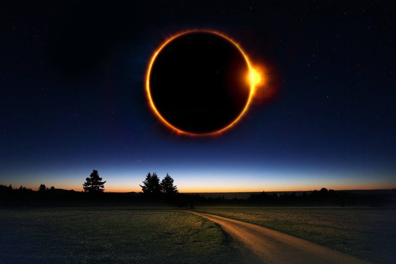 Assista o eclipse solar, nesta segunda, sem precisar sair de casa