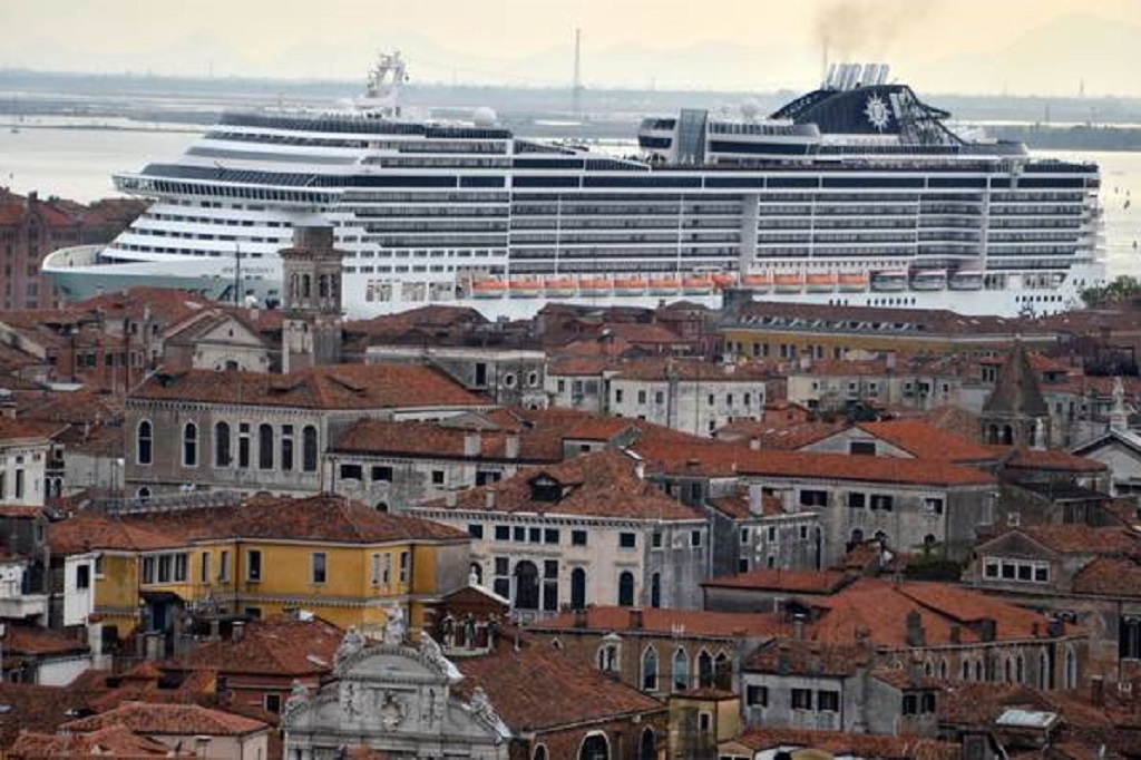 Navios de cruzeiro estão banidos do centro histórico de Veneza