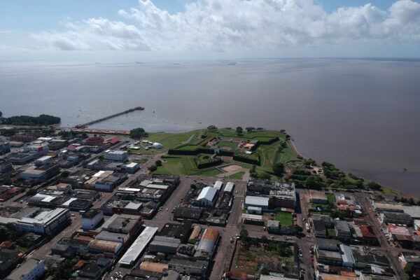 Macapá com a Fortaleza São José e Rio Amazonas.