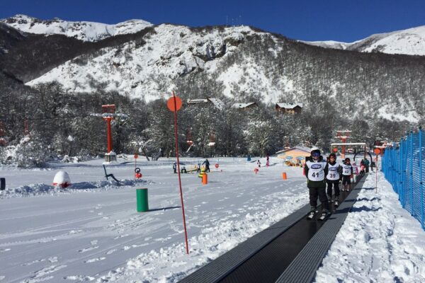 Esteira rolante leva iniciantes, crianças e adultos a uma área mais elevada da montanha de Nevados de Chillán