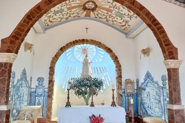 Capela de Nossa Senhora de Fátima, Ribeirão Claro, altar