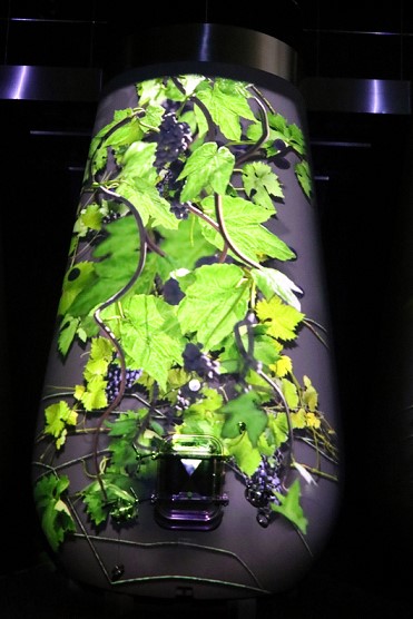 Projeção história Bodega Arzuaga nos tanques de concreto de vinho