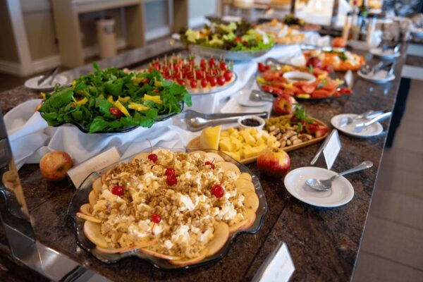Mesa de saladas no Hotel Renar com destaque maionese maçã