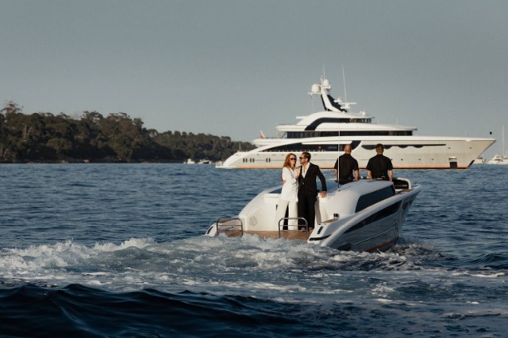 Luxo Casal numa lancha indo para seu iate