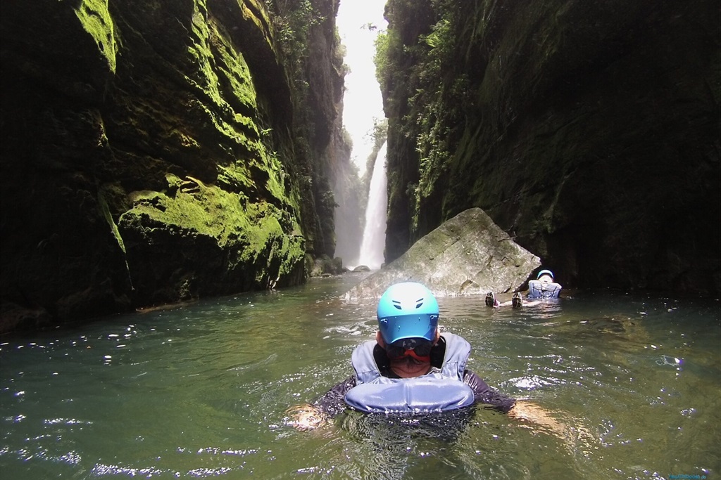 Aquatrekking Malvinas, Adventurous Friends