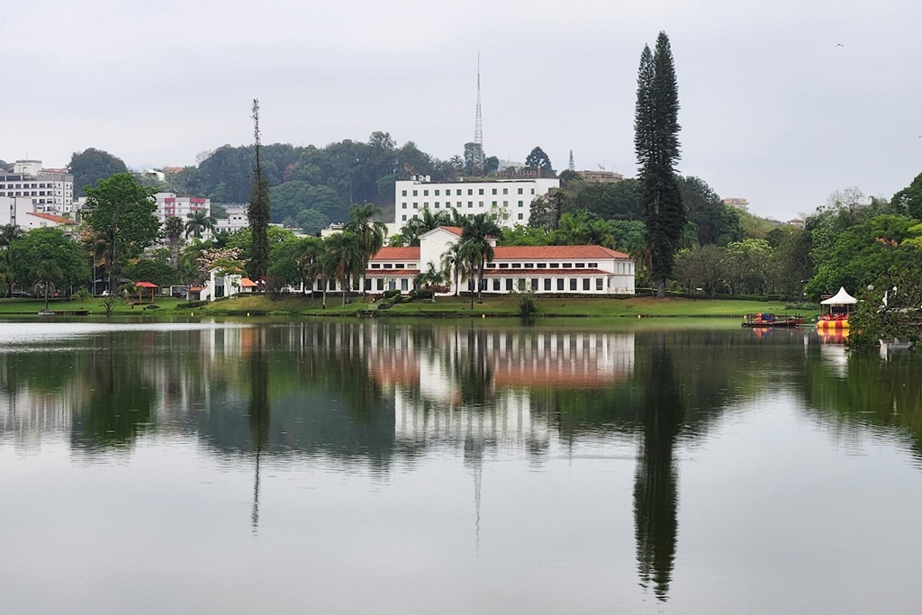 Vista da fachada do Balneário SPA São Lourenço e Fonte Vichy