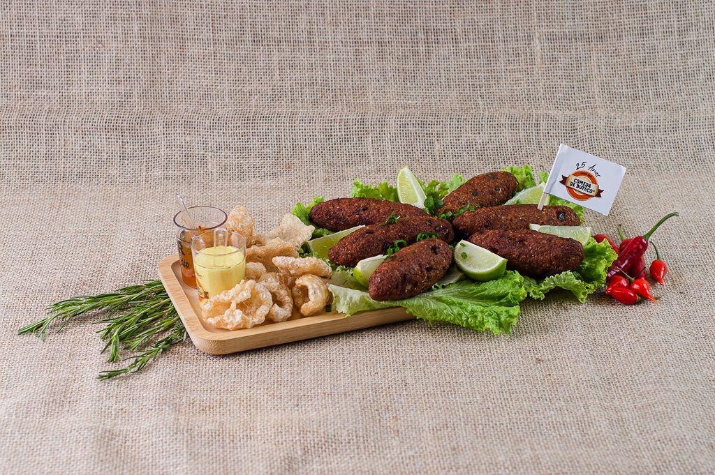 “Porkpinion”, um quibe de carne suína, recheado com pinhão e pernil desfiado, Bar do Cláudio