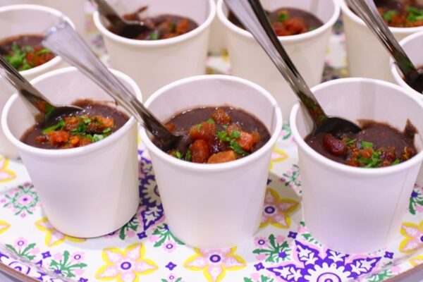 Caldinho de feijão com crocante de bacon