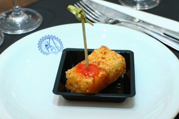 Dadinho de tapioca com geleia de morango