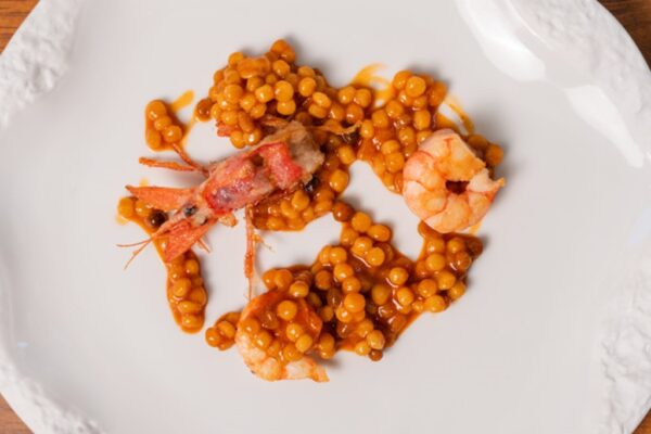 Fregola, massa da Sardenha, Itália, caracterizada por pequenas bolinhas de sêmola tostadas.