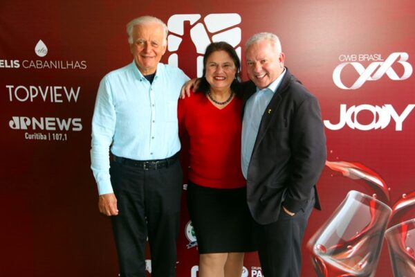 Bete Yang com Leo Mendonça (esq) e o sommelier do Madero Prime.