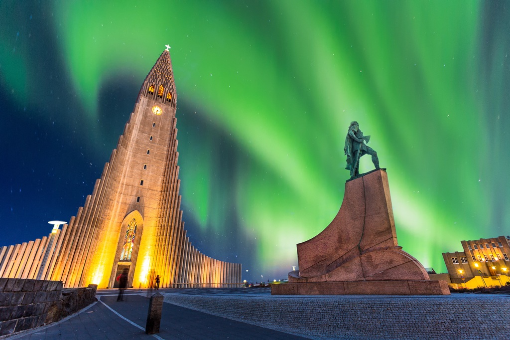 Aurora,Borealis,Above,Hallgrimskirkja,Church,In,Central,Of,Reykjavik,City Aurora Boreal em Reykjavik, Islândia