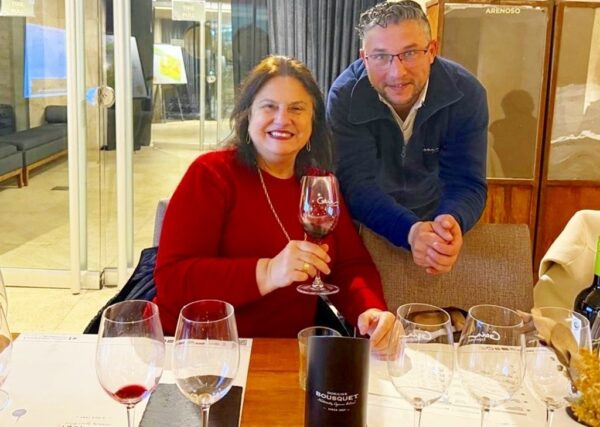 Bete Yang com o sommelier Pablo