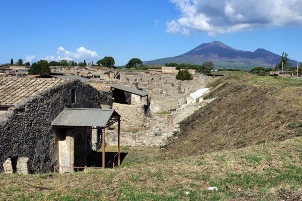 Pompeia com o Vesúvio ao fundo