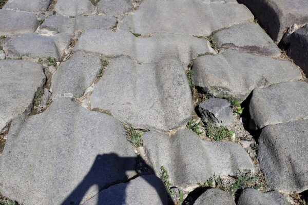 Sulcos deixados pelas carroças nas ruas de Pompeia