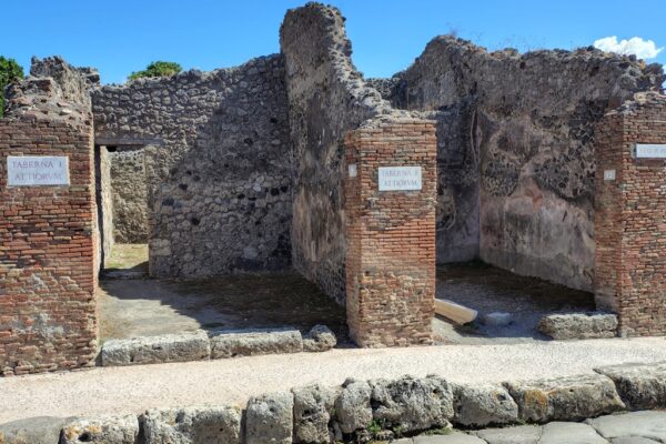 Tabernas numa rua de comércio em Pompeia