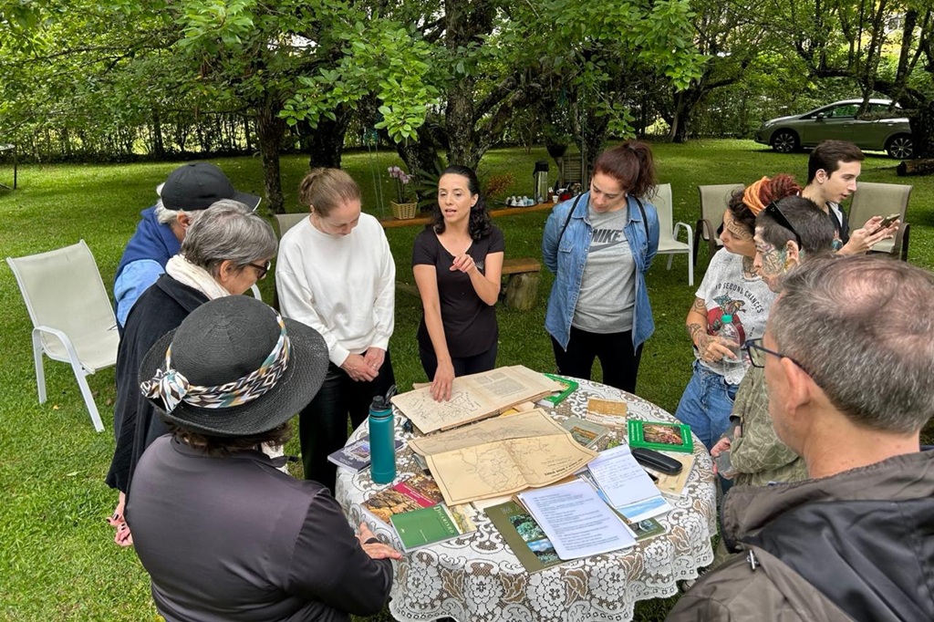 Walking tour Vila Jaguaribe, Campos do Jordão, São Paulo Walking tour Vila Jaguaribe, Campos do Jordão, São Paulo