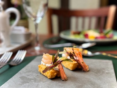 Aipim Crocante, cremosidade de parmesão com camarões grelhados, Catanzaro