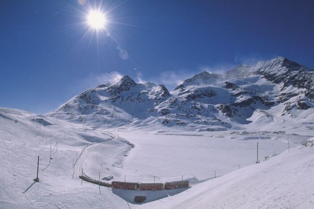 Ponto mais alto da travessia, perto Estação Ospizio Bernina, Bernina Expressa Ponto mais alto da travessia, perto Estação Ospizio Bernina, Bernina Expressa