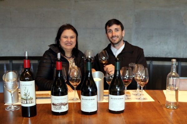 Bete Yang com o sommelier Matias, Zuccardi Piedra Infinita