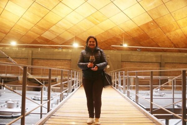 Bete Yang, no interior da Finca Sophenia com seu teto em madeira