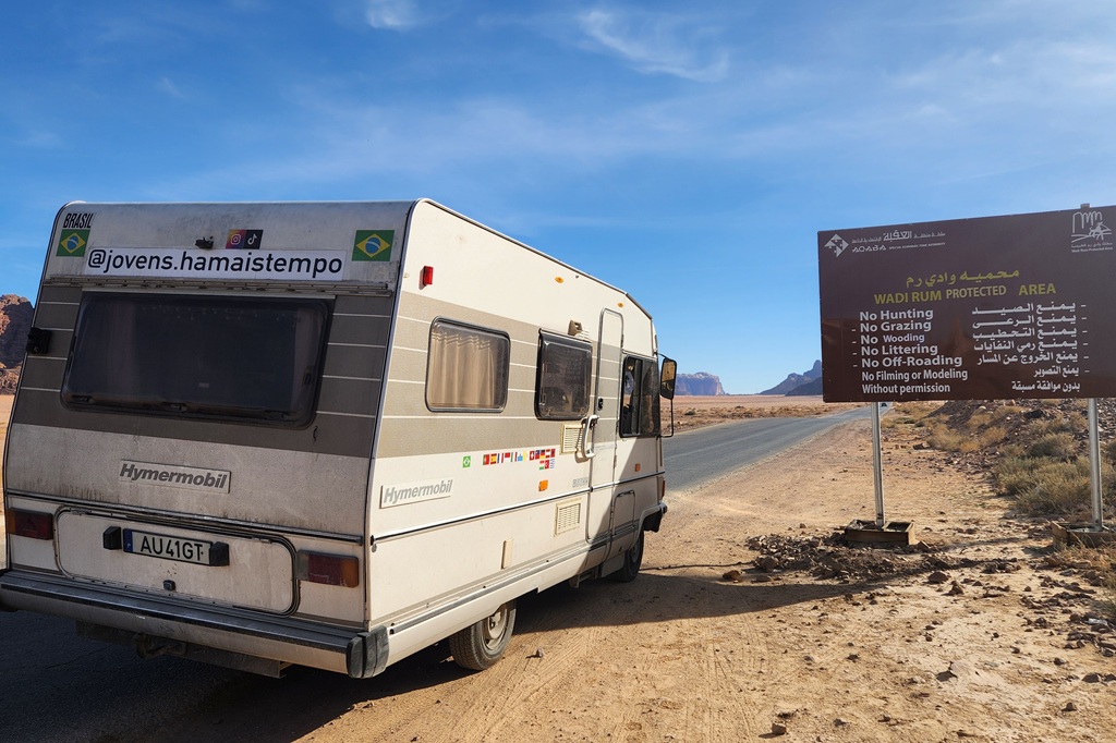 Deserto de WadiRum, Jordânia, jovens.hamaistempo Deserto de WadiRum, Jordânia, jovens.hamaistempo