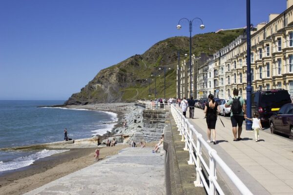 Calçadão à beira-mar em Aberystwyth, País de Gales, Grã-Bretanha