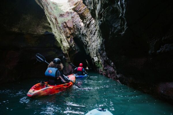Falésias em Arbroath, na região de Angus, Escócia