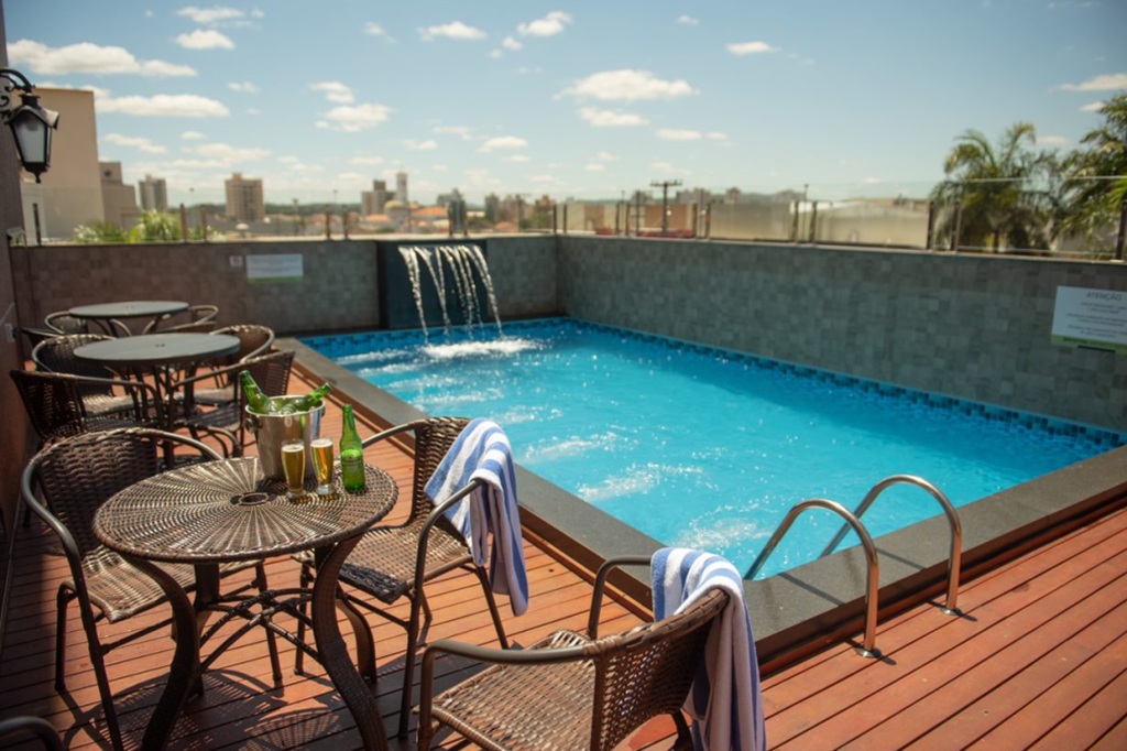 Piscina, Bristol Infinity Hotel