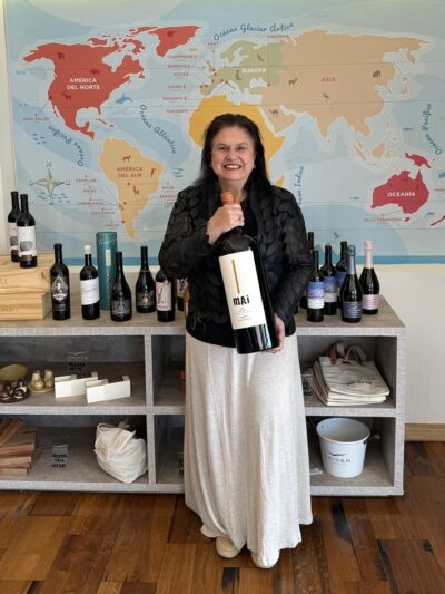 Bete Yang com uma garrafa Magnum de Mai, Kaiken Wines