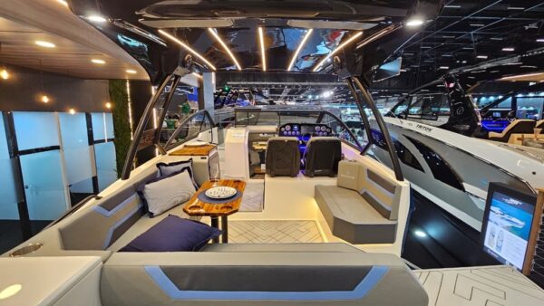 Interna, Triton Flyer 32