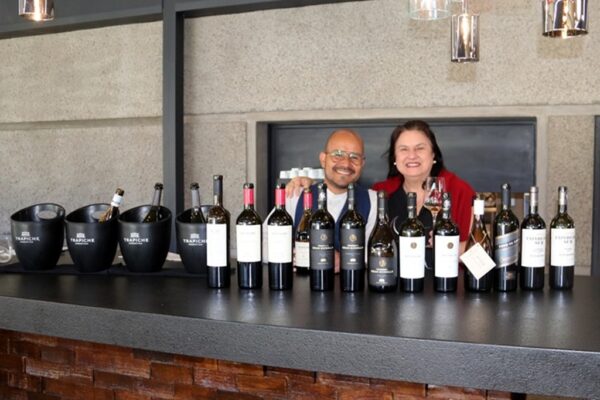 Bete Yang com o sommelier Matias, da Trapiche