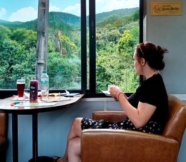 Caroline Souza no trem da Serra Verde Express