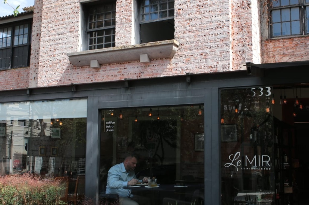 Fachada, Le Mir Comida Árabe