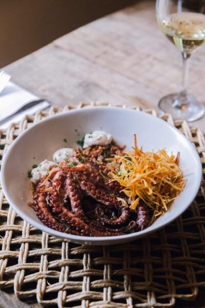 Polvo grelhado com purê de pupunha e azeite cítrico, Niê