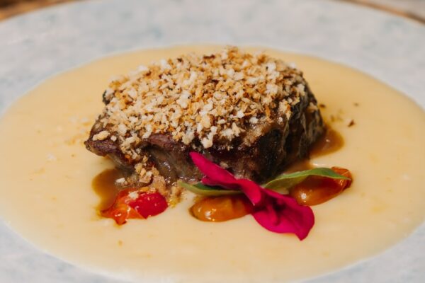 Tornedor de filé com molho rôti, aligot de macaxeira e tomate confitado, Okarú