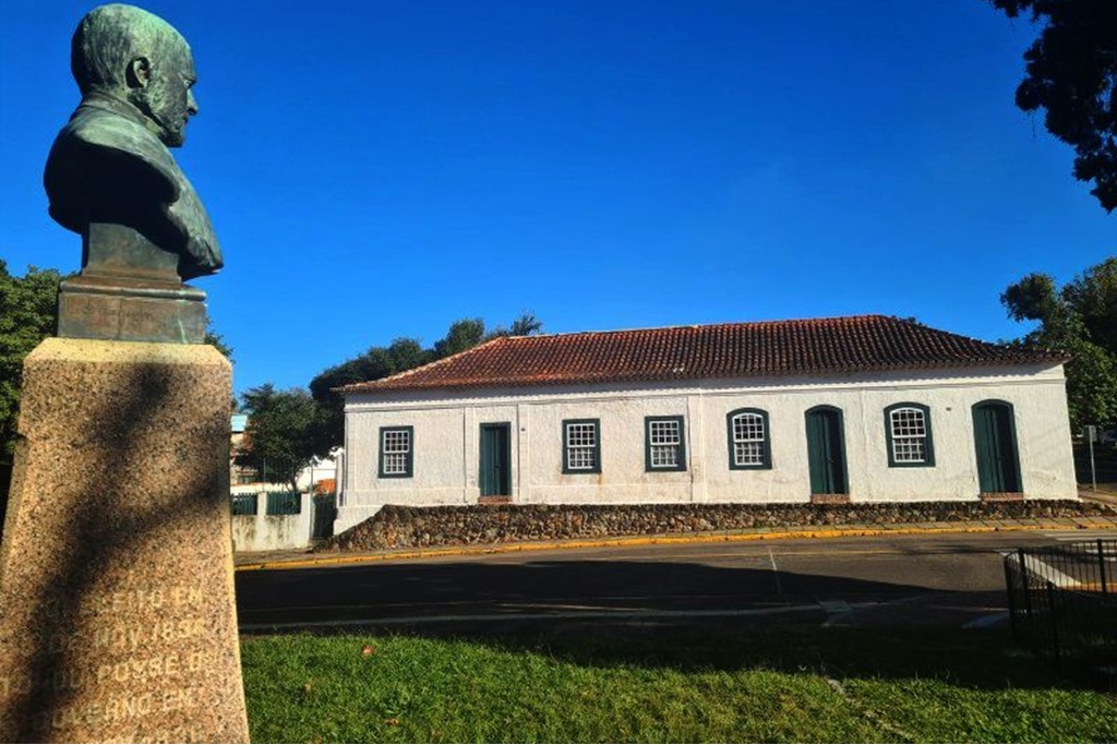 Estátua de Gomes Jardim e ao fundo sua casa, que virou museu. Guaiba, Rio Grande do Sul, Brasil