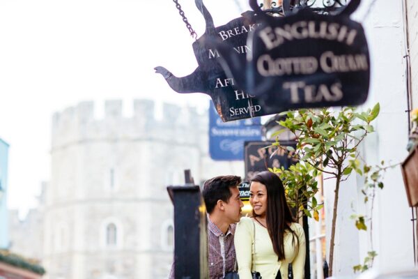 Lojas de chá em Windsor, com o Castelo de Windsor ao fundo, Windsor, Inglaterra