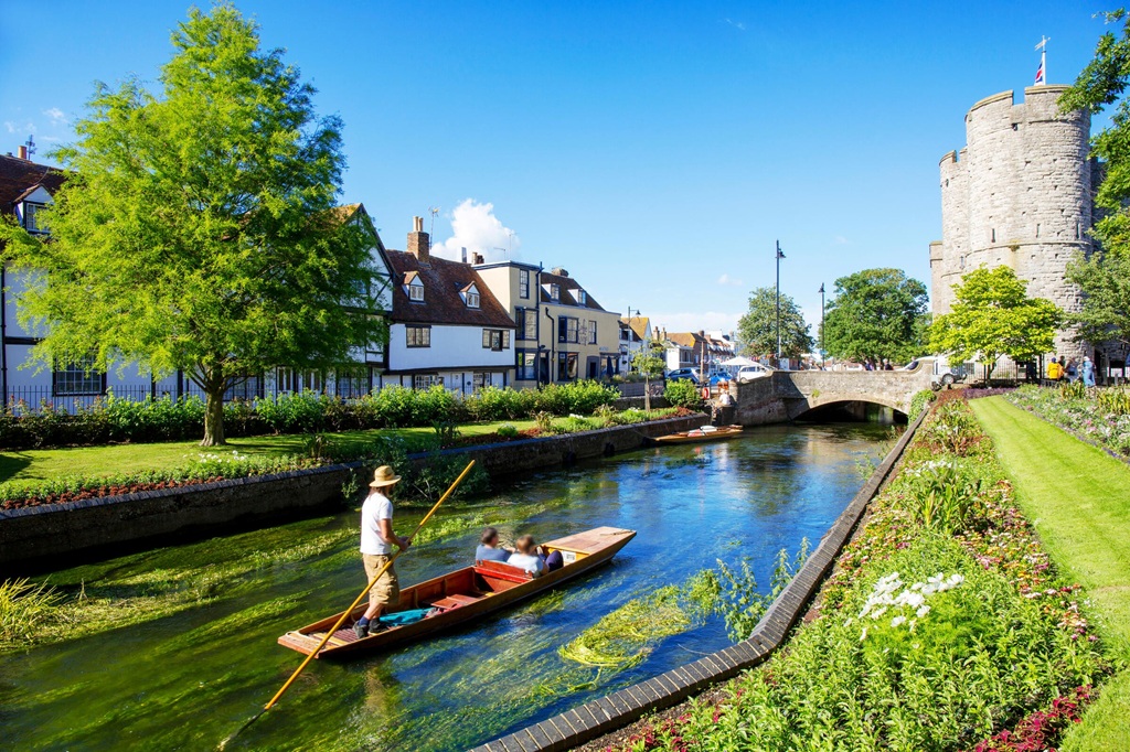 Navegando pelo rio em Westgate Gardens, em Canterbury, Kent