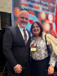 Bete Yang e o sommelier Júlio César Kunz
