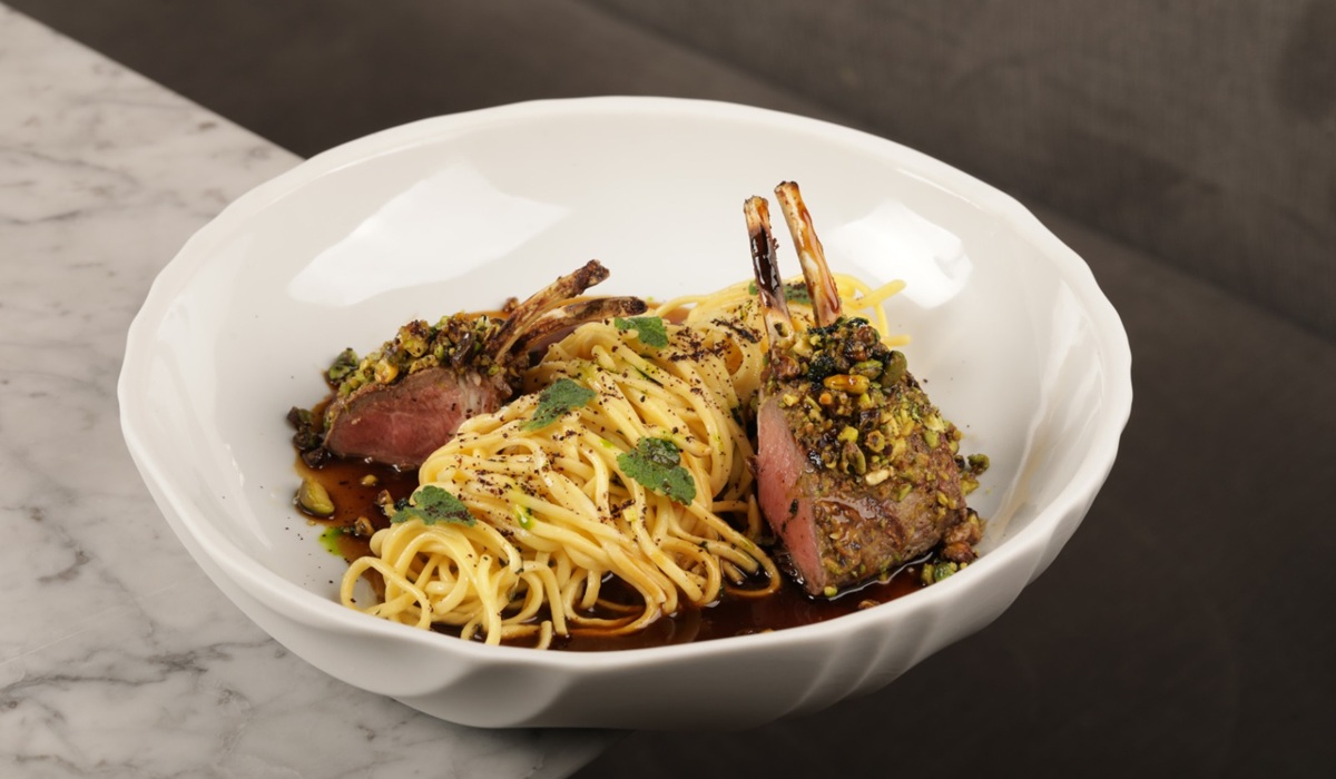 Carré de cordeiro com pistache, amêndoas, linguine e demi-glace de cordeiro com azeite de menta