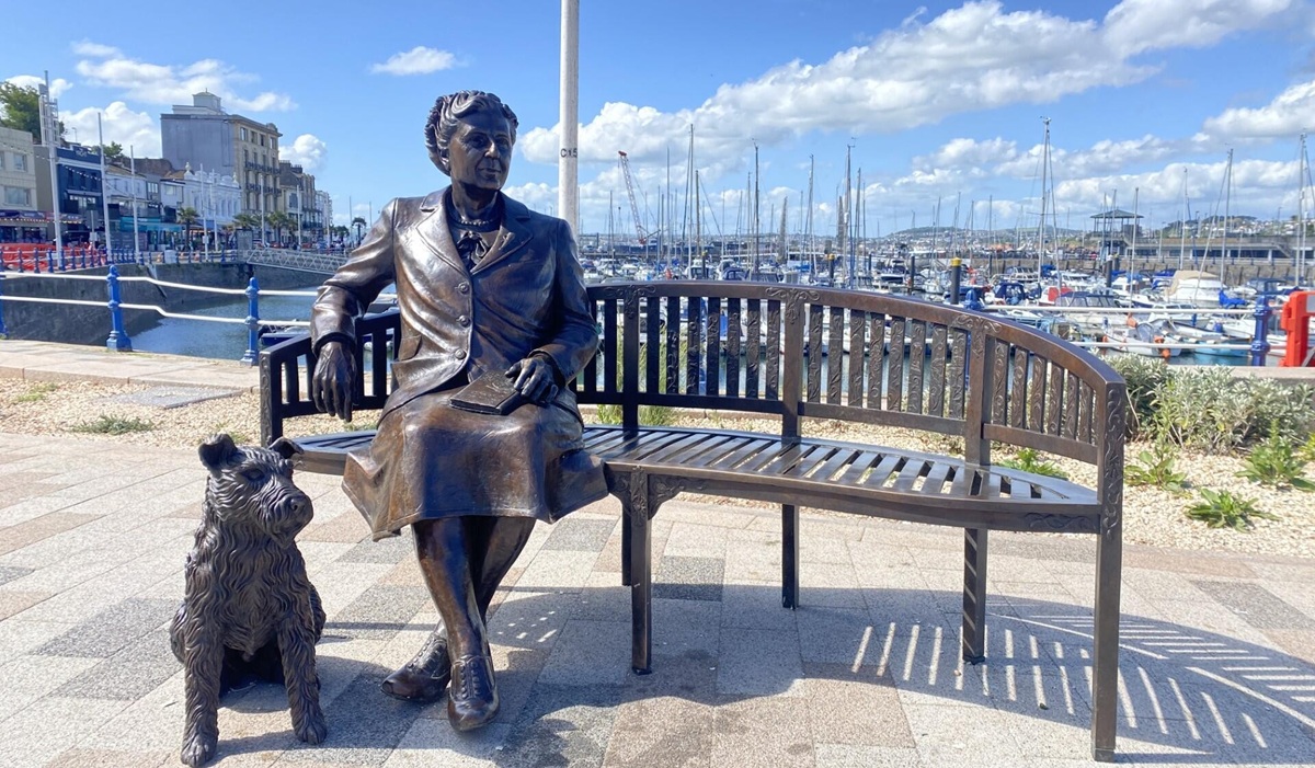 Estátua de Agatha Christie e seu cachorro à beira-mar, em Torquay, Devon, cidade natal da escritora Estátua de Agatha Christie e seu cachorro à beira-mar, em Torquay, Devon, cidade natal da escritora