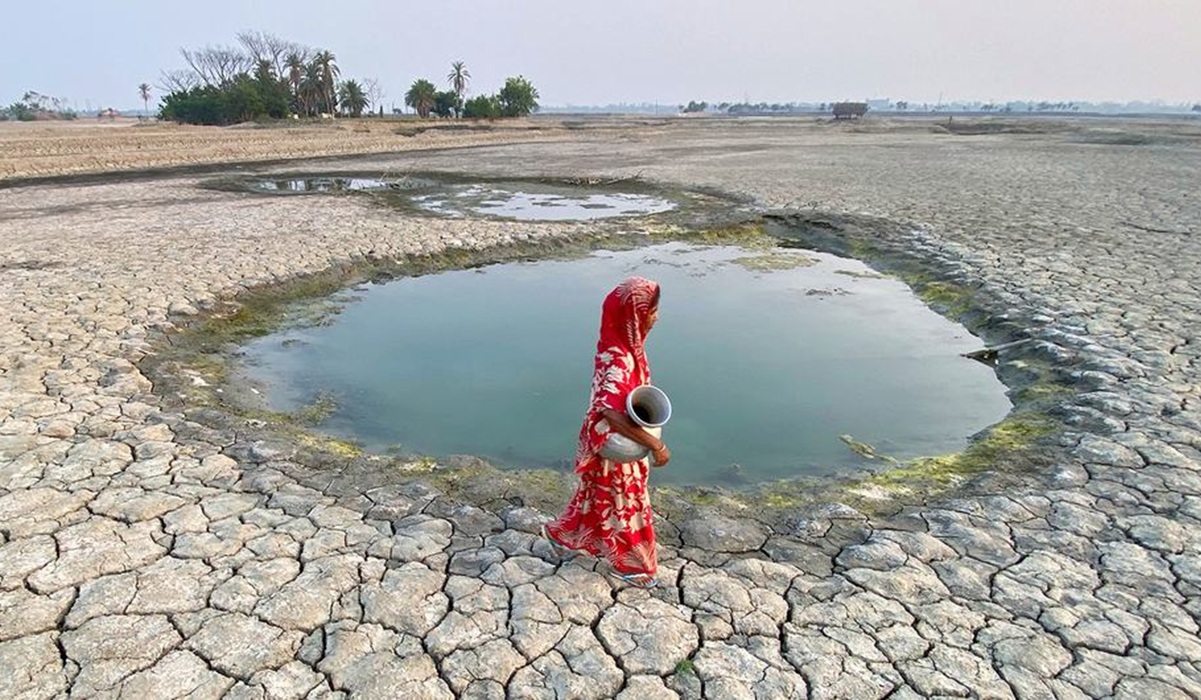 Mulher coleta água no distrito de Satkhira, no Oeste do Bangladesh, afetado pela seca