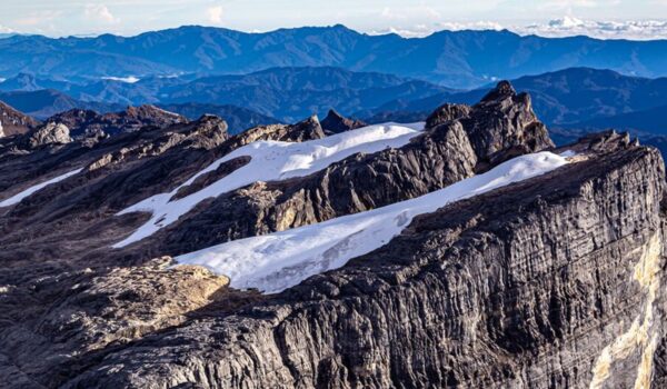 O encolhimento da geleira equatorial de Gunung Jaya Wijaya em Papua, Indonésia