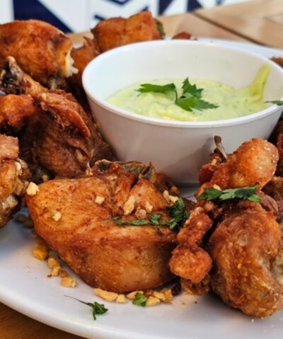 Porção de frango à passarinho com balde de cerveja, Carola Restobar